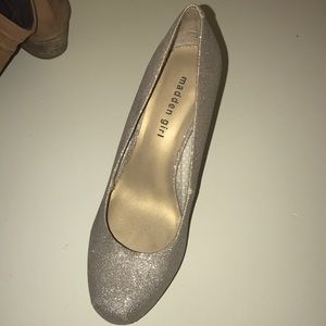 Gold heels!! So cute for New Years coming up!! ⭐️